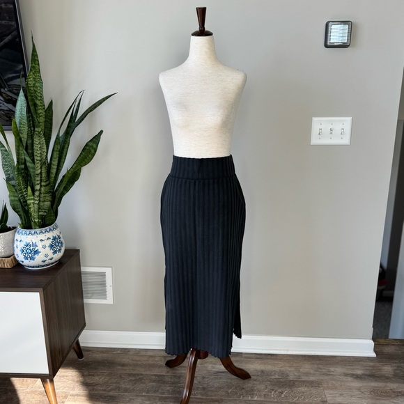 Offline by Aerie Pull-On Ribbed Elegant Black Midi Skirt - Picture 1 of 9